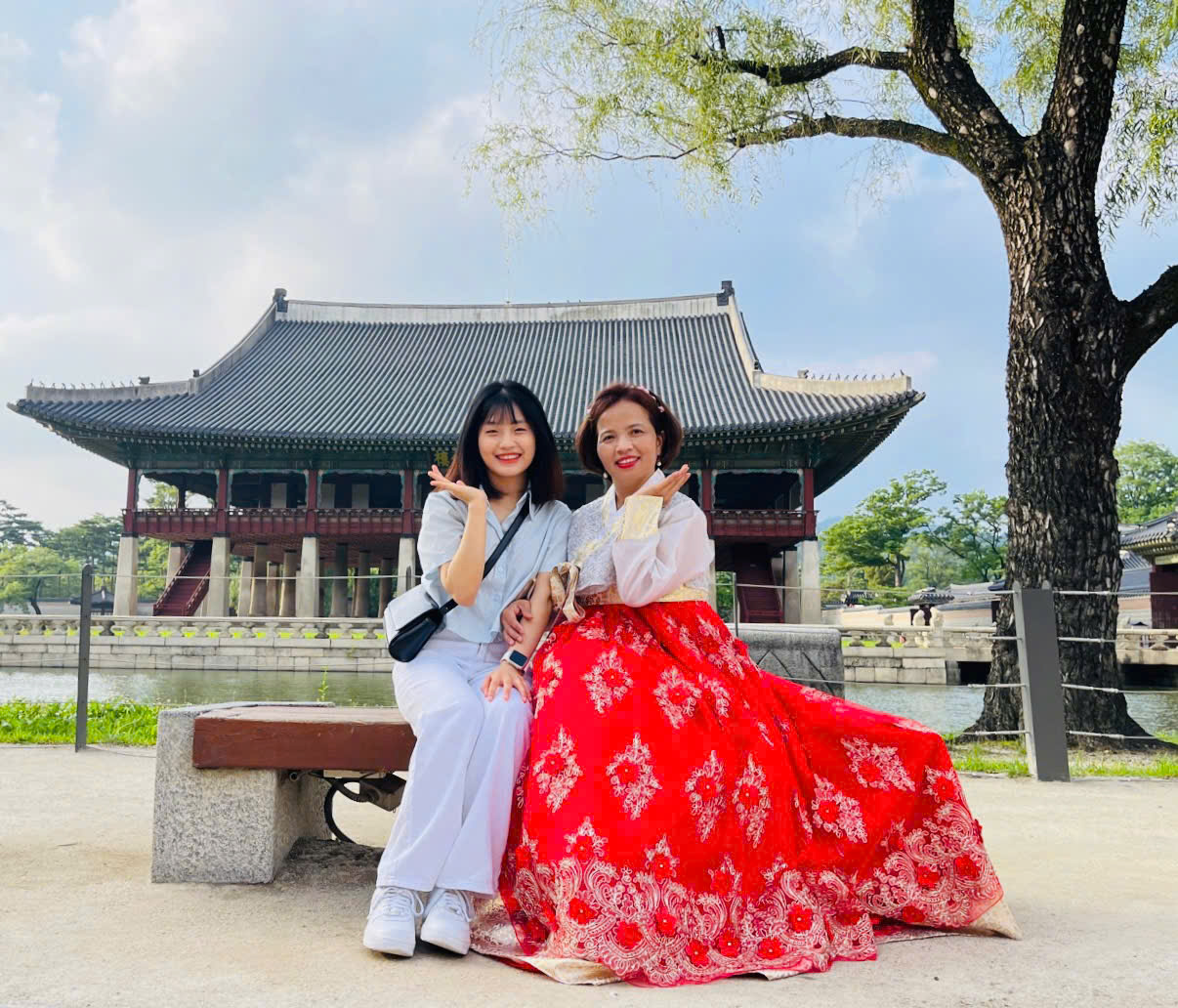 Học viên Minh Đạt mặc hanbok tại cung Gyeongbokgung, Hàn Quốc