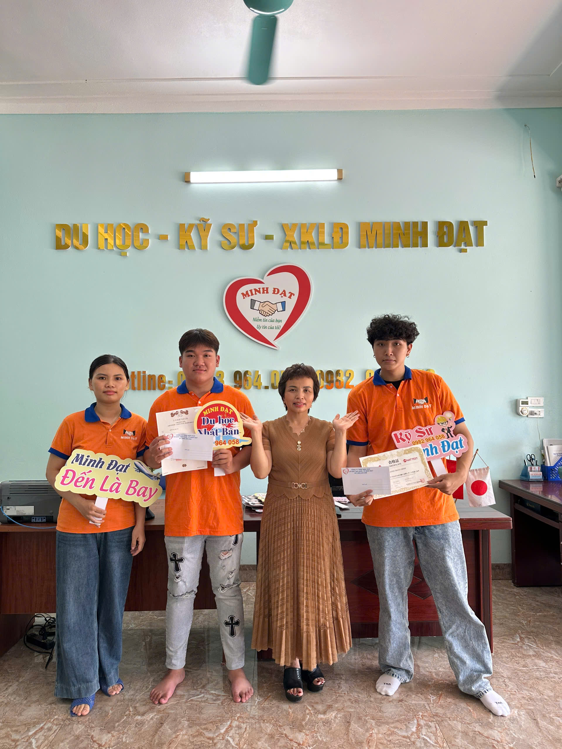 Học viên Minh Đạt nhận giấy báo trúng tuyển du học Nhật Bản và chương trình kỹ sư cùng tư vấn viên