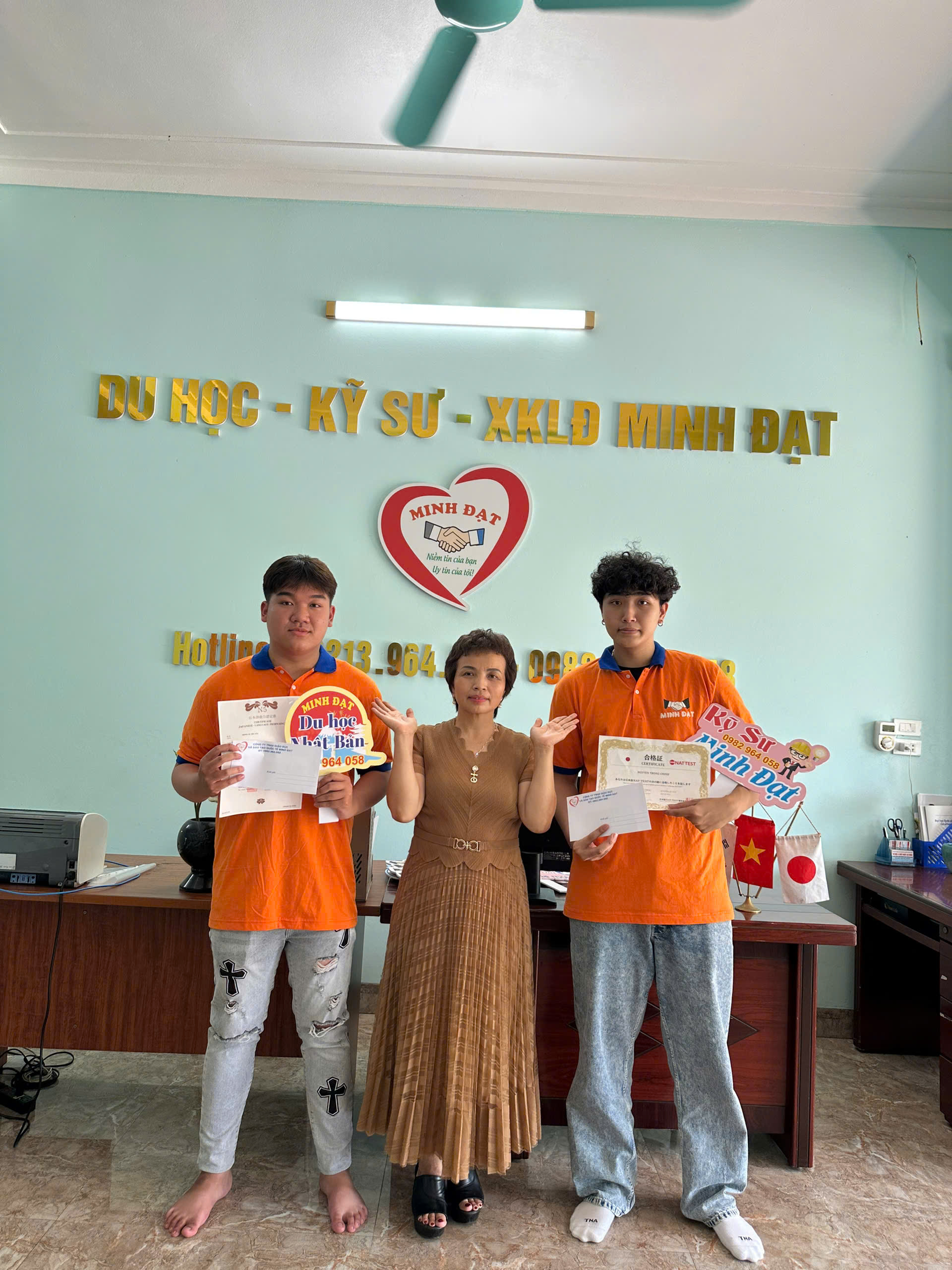 Học viên Minh Đạt nhận hồ sơ trúng tuyển du học