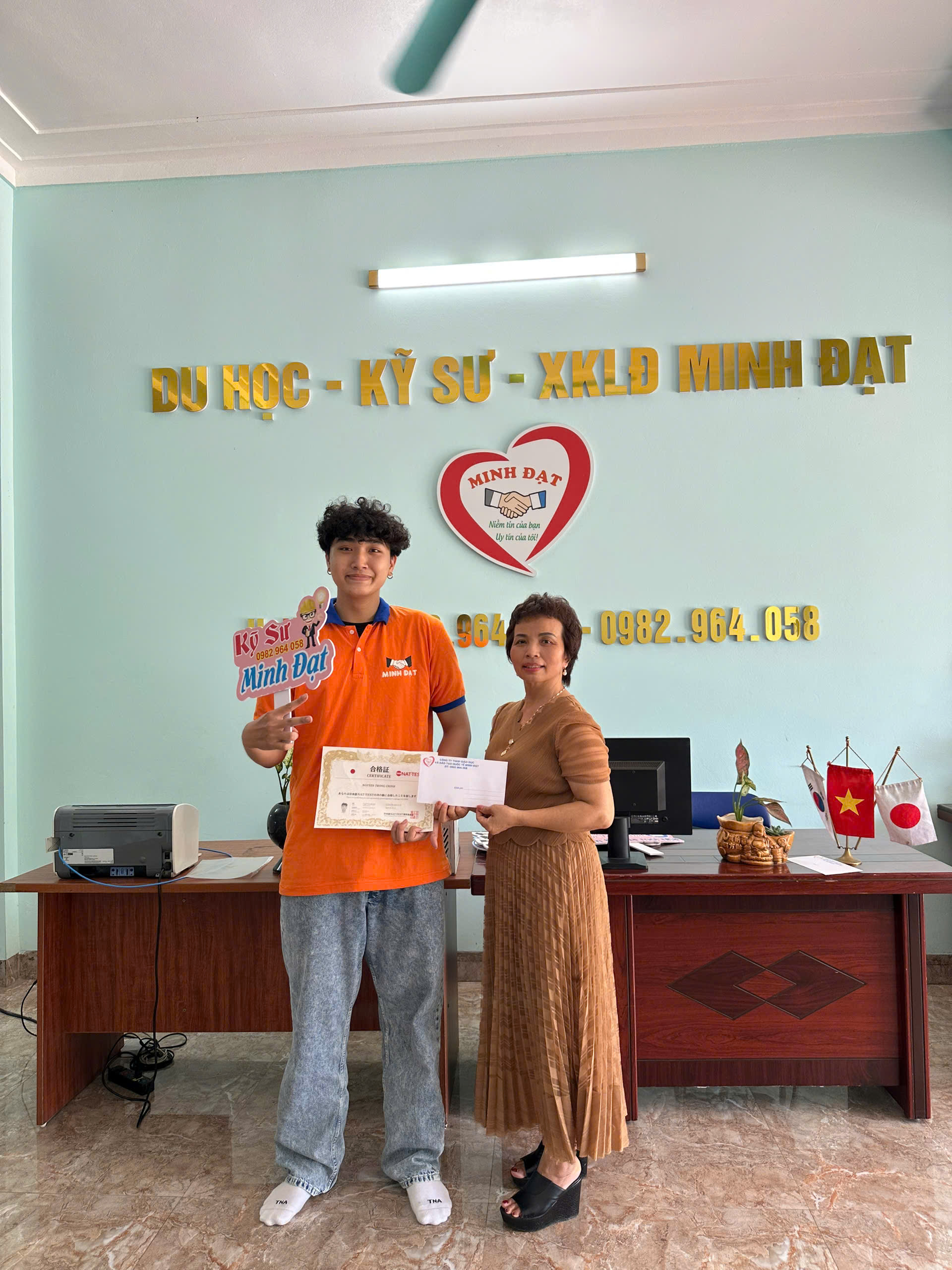 Học viên nhận giấy báo chương trình kỹ sư tại văn phòng Minh Đạt