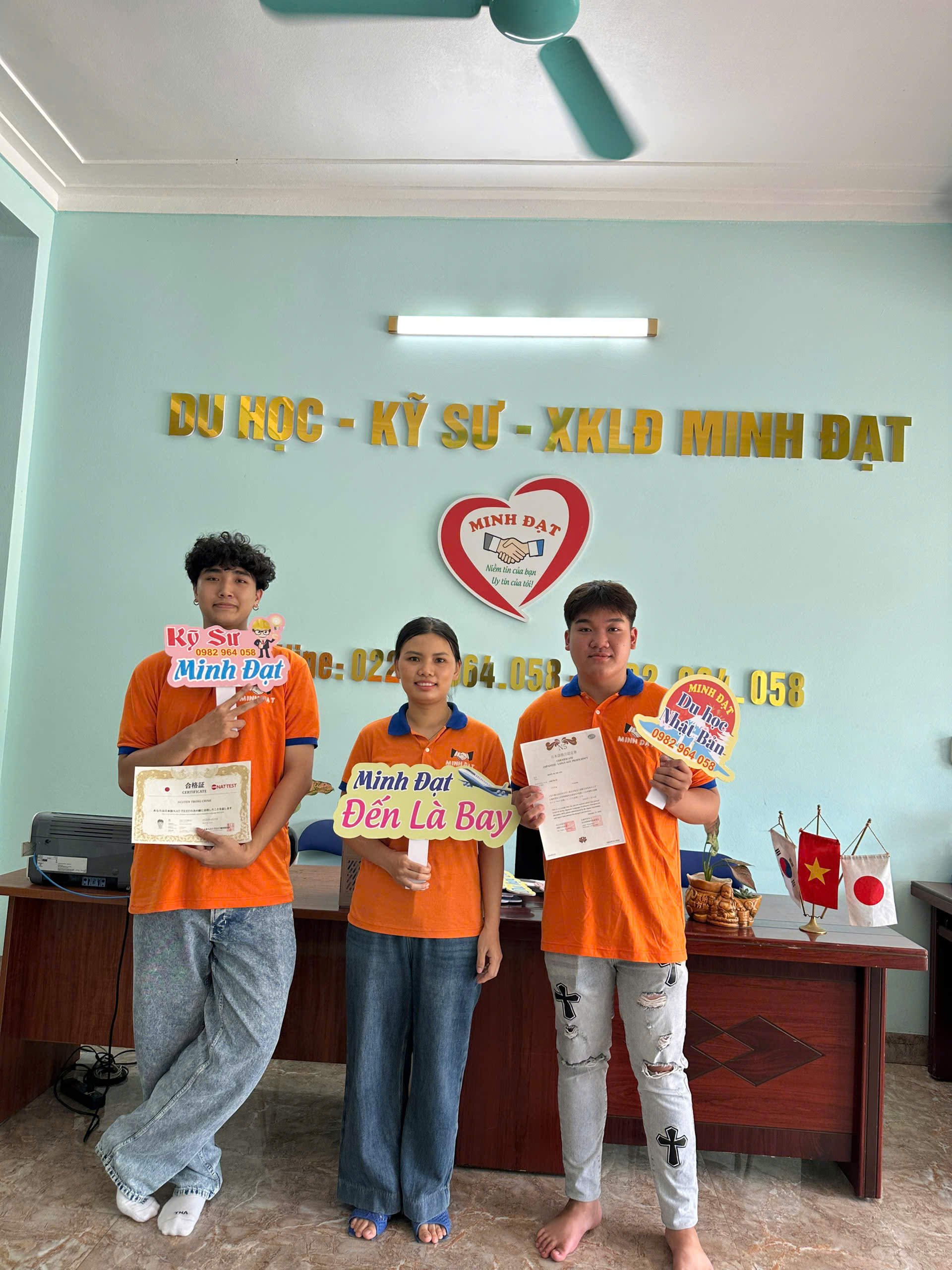 Nhóm học viên Minh Đạt với giấy báo trúng tuyển du học Nhật Bản